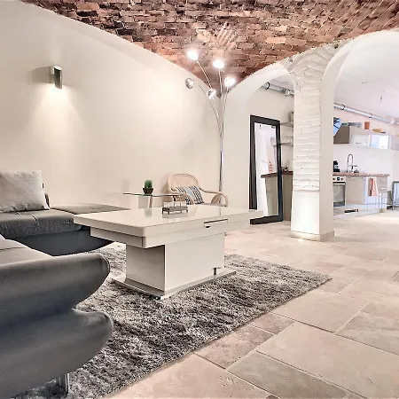 Charming Two-bedroom Suquet Apartment *