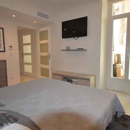 Charming Two-bedroom Suquet Apartment *